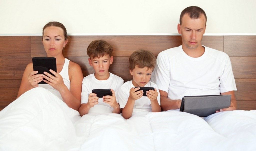 Родители в смартфоне и других гаджетах: влияние на детей
