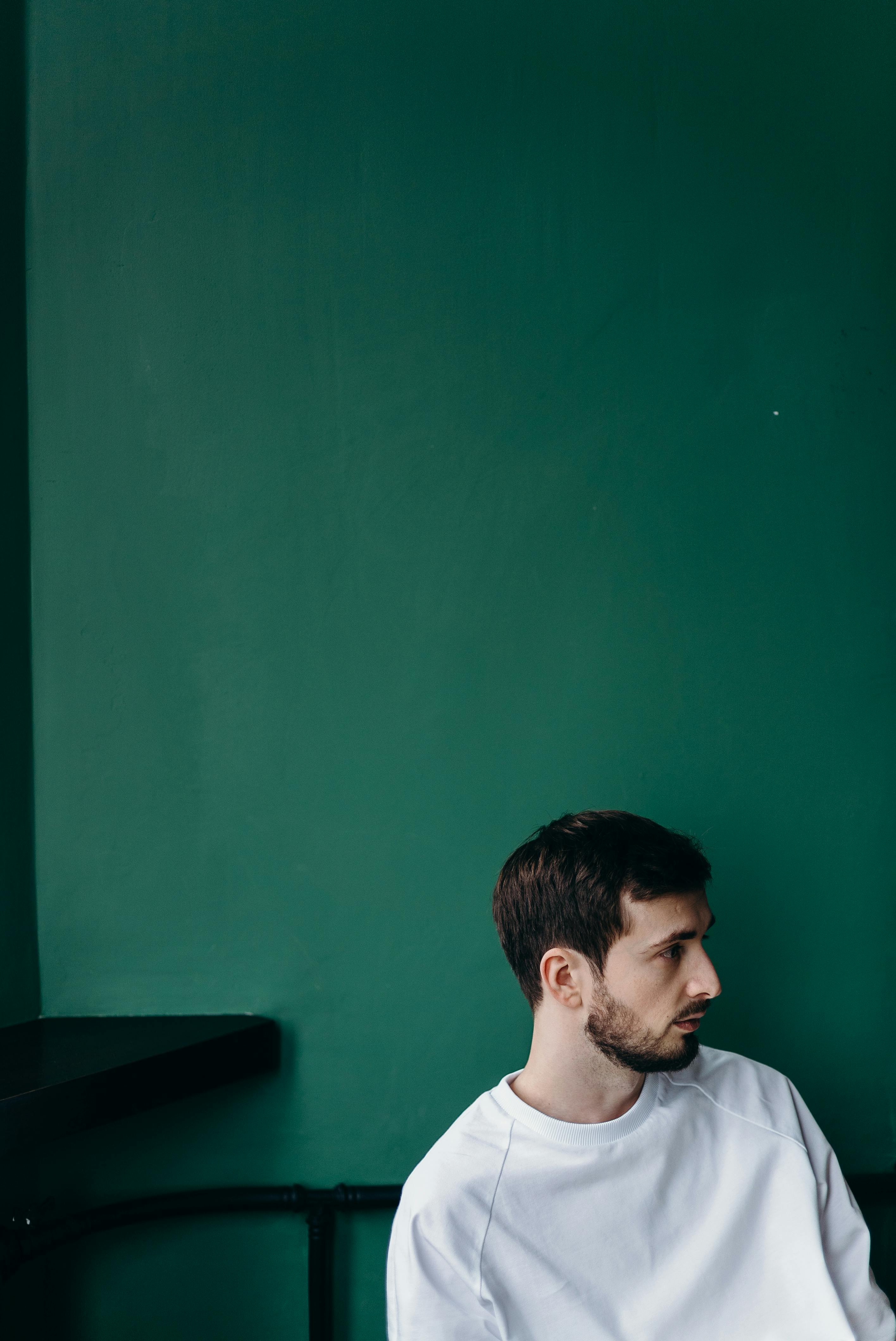 Жінка виглядає щасливою та енергійною після прогулянки