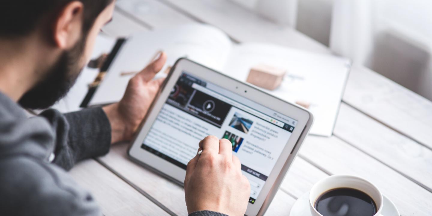 чоловік читає новини